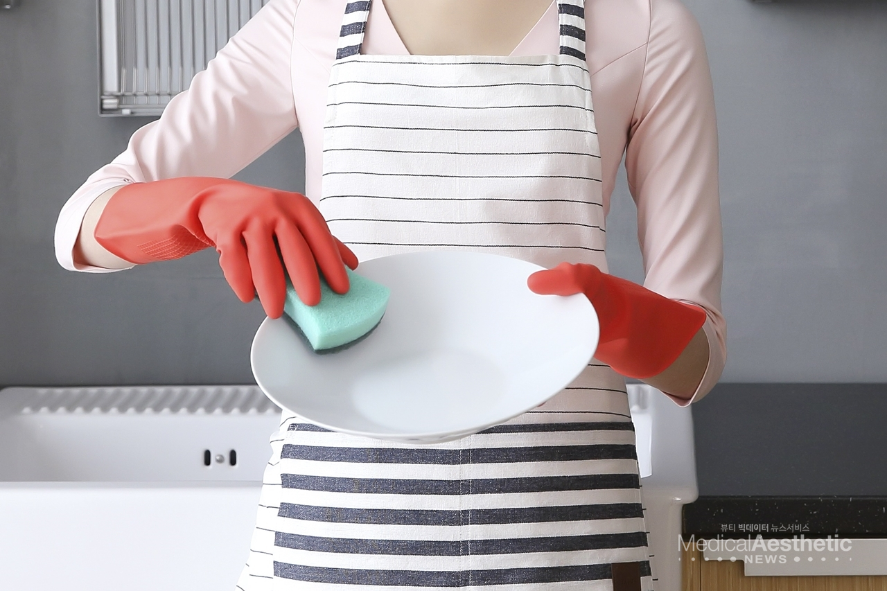 주부습진은 물과 세제가 주요 요인으로 설거지를 자주 하는 사람에게서 나타나는 피부질환이다