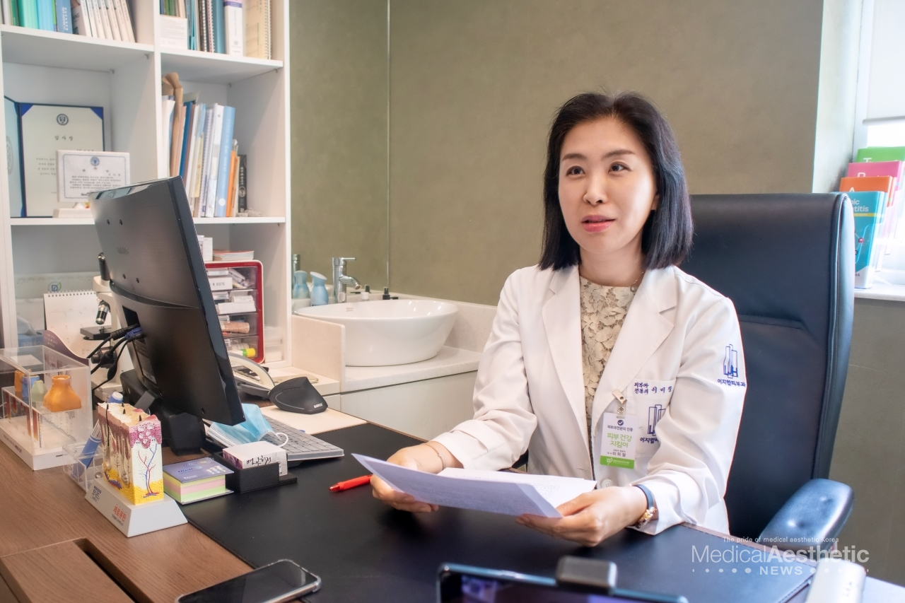 Dr.Mijung Lee, president of LeeJiHam dermatologic clinic in Yeouido, said that tinea is a disease can be treated with antifungal medicine in early stage. She recommends visiting clinic early because it will take longer treatment time when you leave tinea long time or do self-treated with folk remedies.