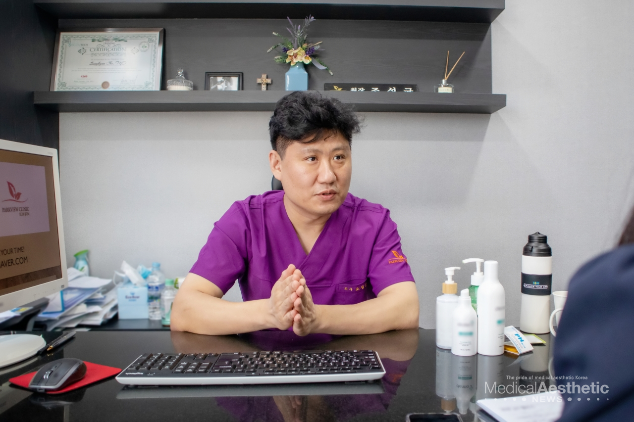 Dr. Sung Kyun Cho, the owner of Parkview Clinic, explained, “You should know the pH level of cosmetic it doesn’t matter it is acidic or alkaline. The best way is to test it with litmus paper.”