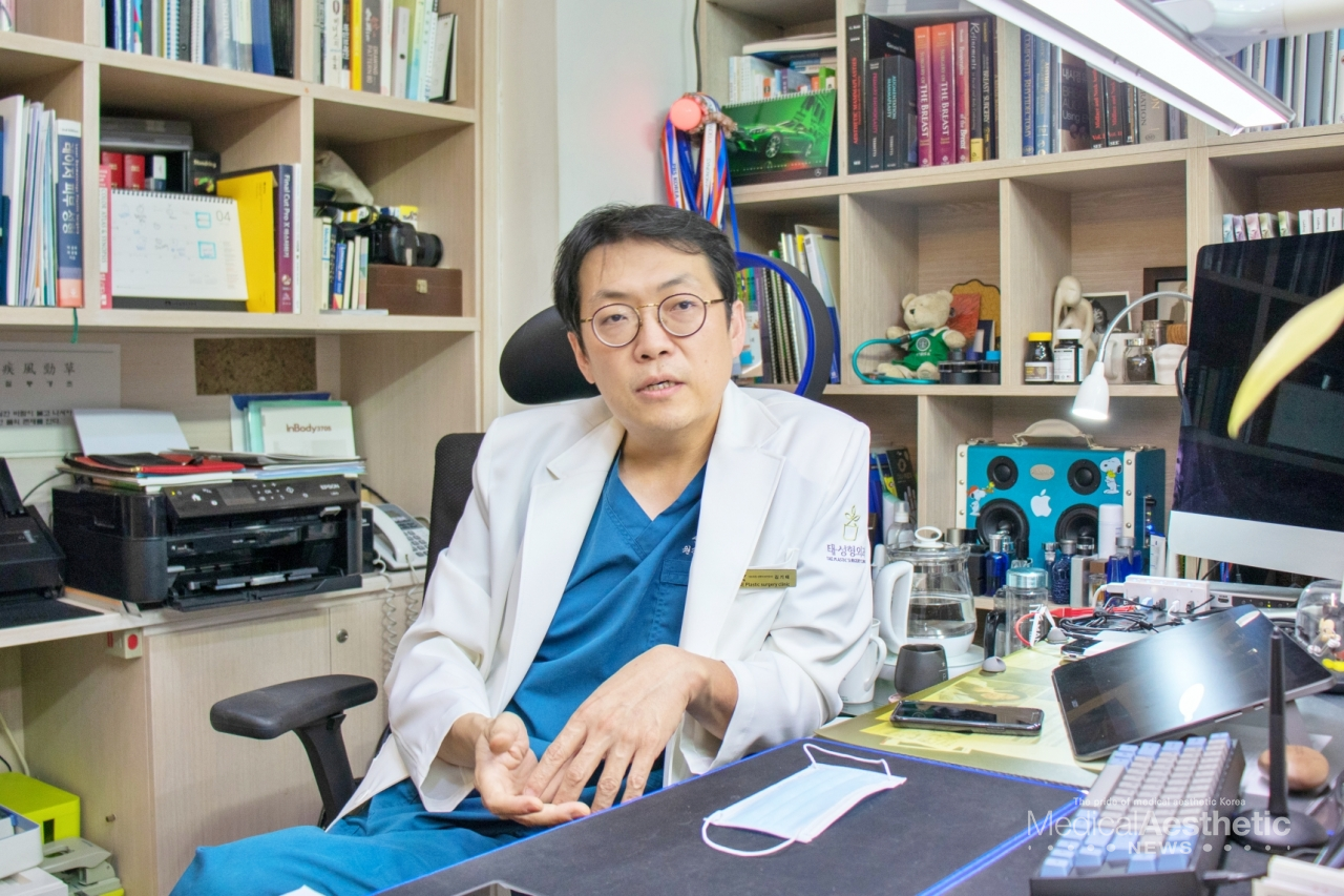 Dr. Ki Tae Kim, a founder of Tae Plastic Surgery Clinic, expected "it needs to distinguish between body-shaping surgery and obesity treatment, and the back-shape treatment will increase."