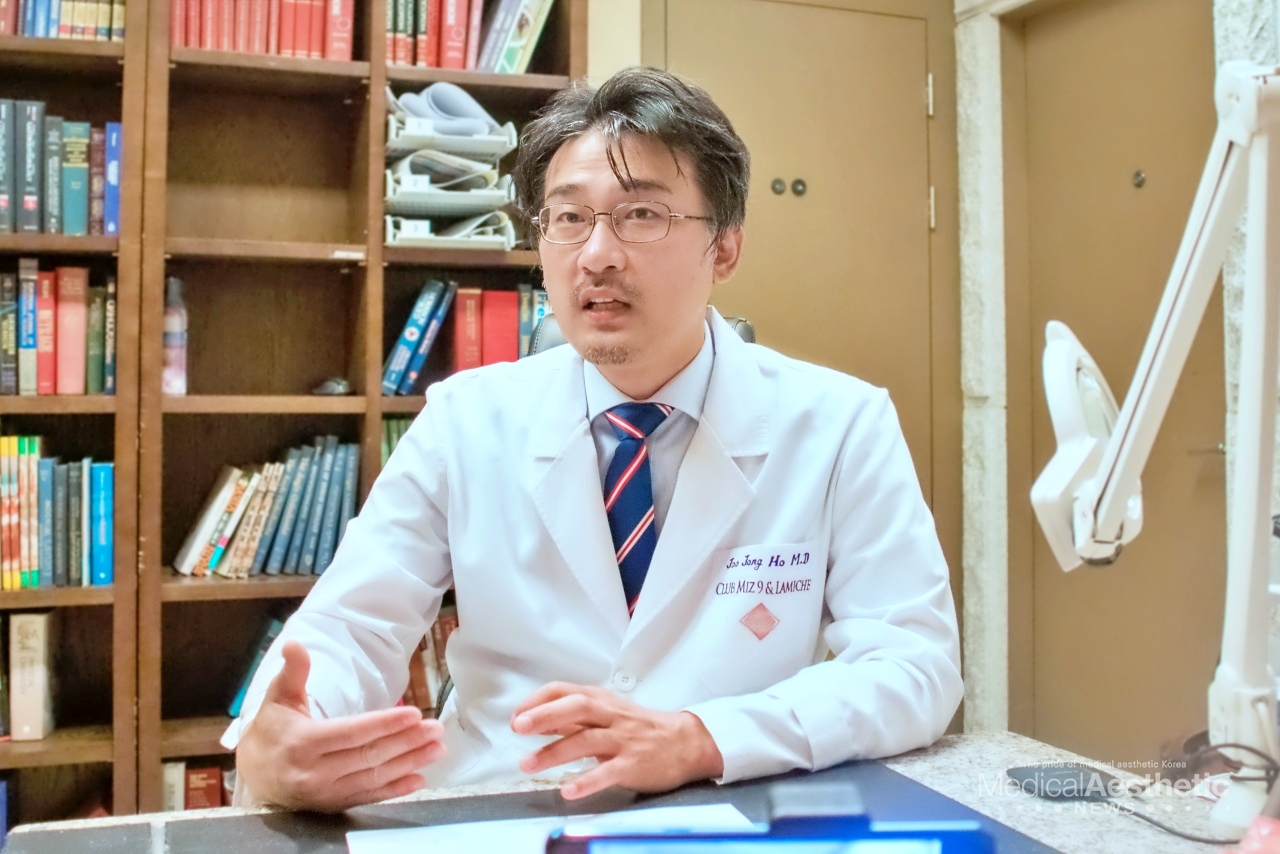 Dr. Jongho Joo, a founder of CLUBMIZ LAMICHE Clinic, advised, "For your hands, applying a lot of moisturizers and wearing plastic gloves before bed would be helpful. Like storing watermelon in plastic wrap can keep the moisture, applying many moisturizers and wearing plastic gloves before bed helps the skin hydrated, just as the moisture does not escape."