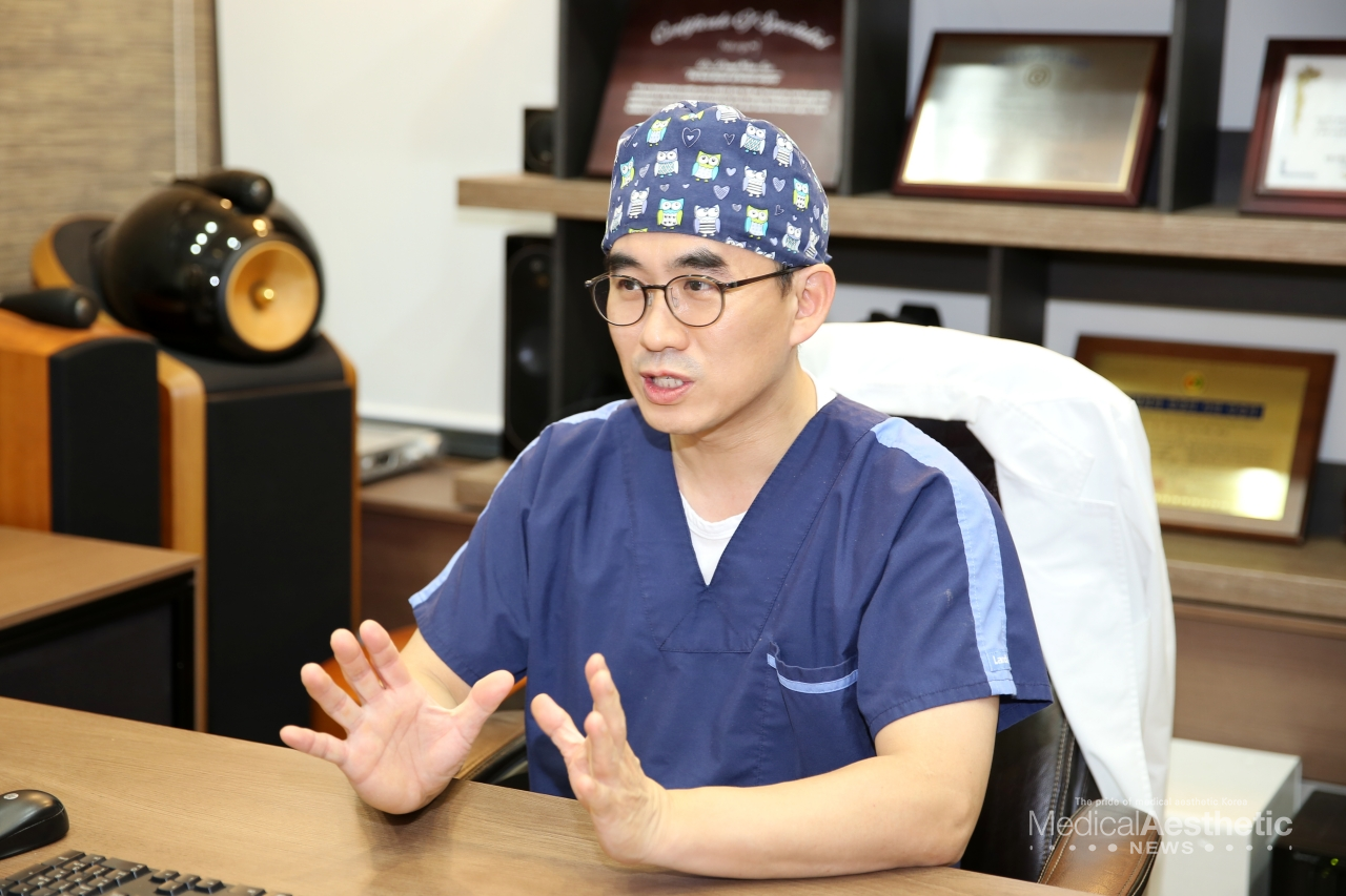 Dr. Dong Wan Seo explained that the purpose of upper and lower eyelid surgery is to return to a slightly younger looking from an anatomical point of view, so excessive surgery should not be performed.